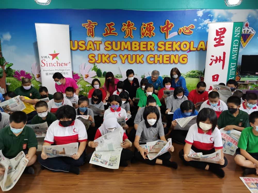 东:丹那美拉育正华小校长王玉芬表示,参与《星洲日报》学生阅报计划的同学们在阅读的同时,也可以认识时事话题,并有机会参加时事问答比赛、有奖游戏、海报设计、集锦簿专辑比赛等。