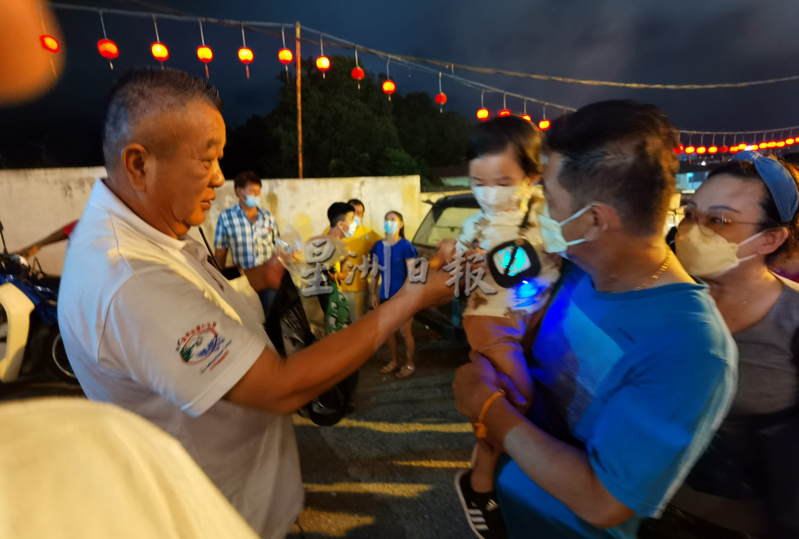 东:关丹斗母宫农历九月初七逾千人空巷,齐过运桥祈求平安好运。