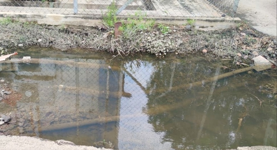 东:塌陷损坏的道路变了大洞口,多时未获维修,如今已形同一个鱼塘,成了杀人陷阱!