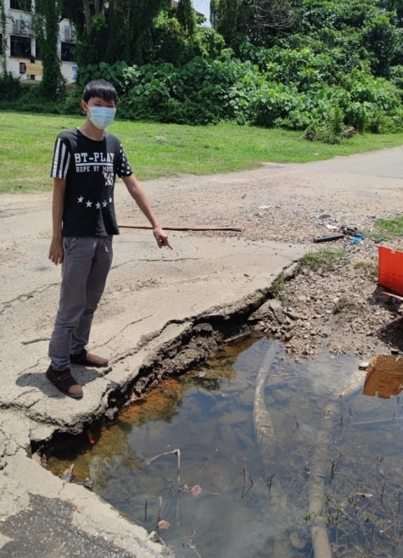 东:塌陷损坏的道路变了大洞口,多时未获维修,如今已形同一个鱼塘,成了杀人陷阱!