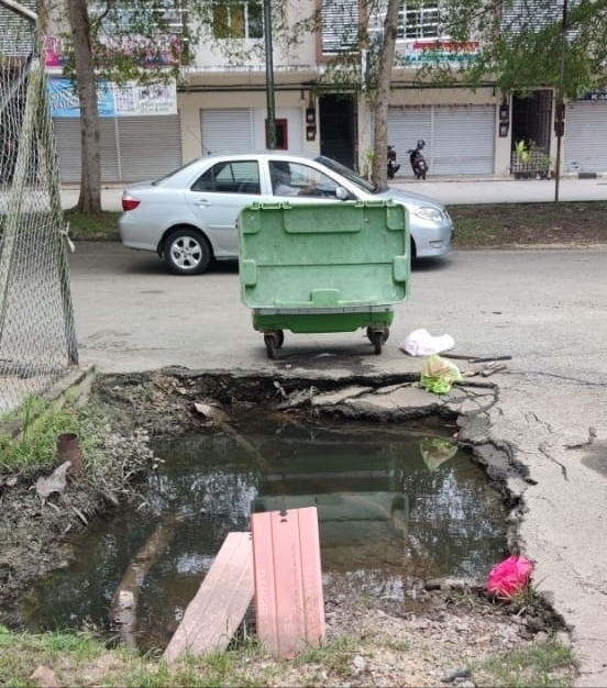 东:塌陷损坏的道路变了大洞口,多时未获维修,如今已形同一个鱼塘,成了杀人陷阱!