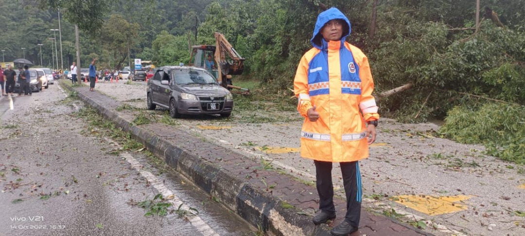 东:士满慕和米昔拉发生风灾,大树倒塌