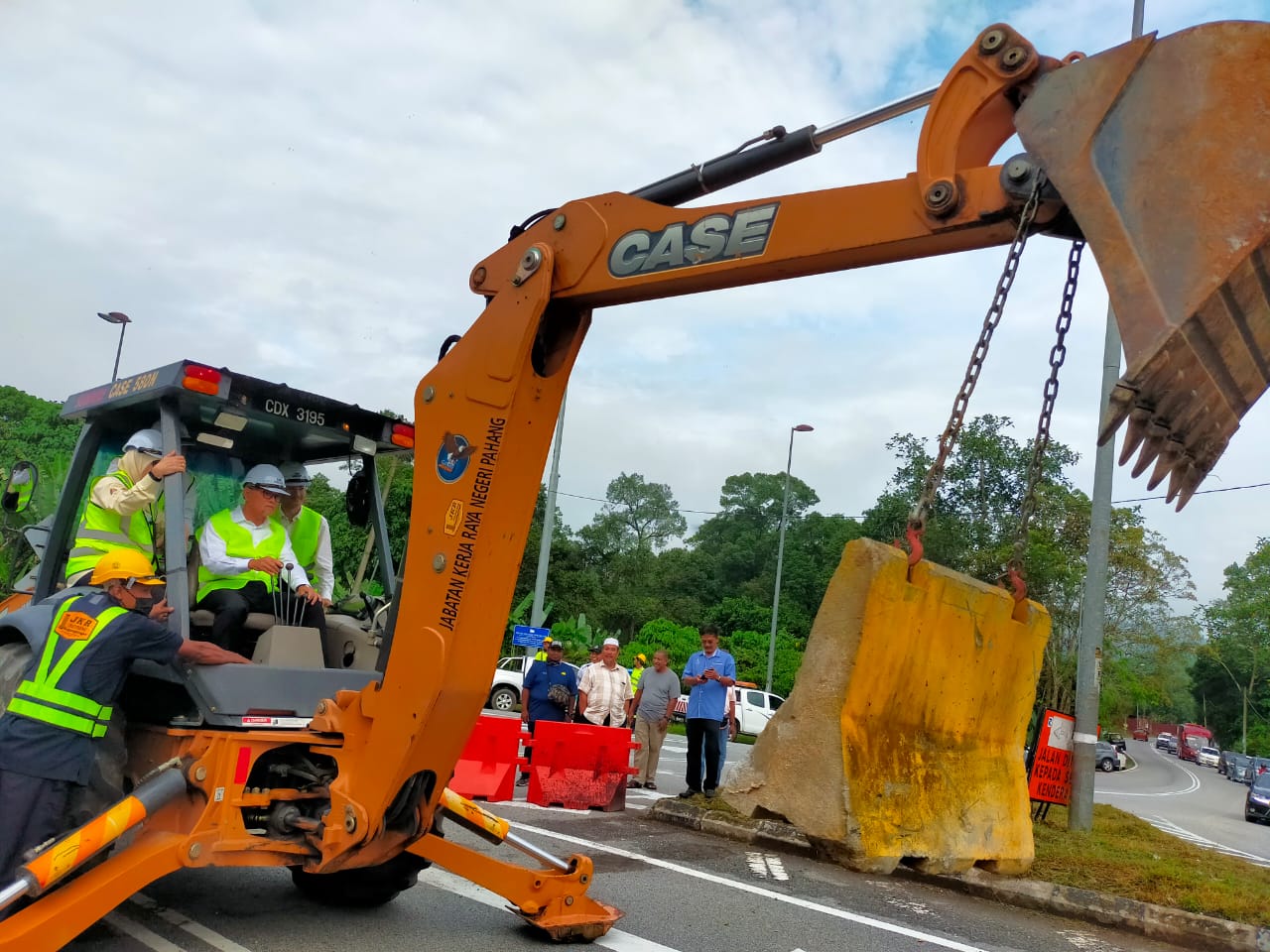 东：文冬至劳勿第八公路通车了