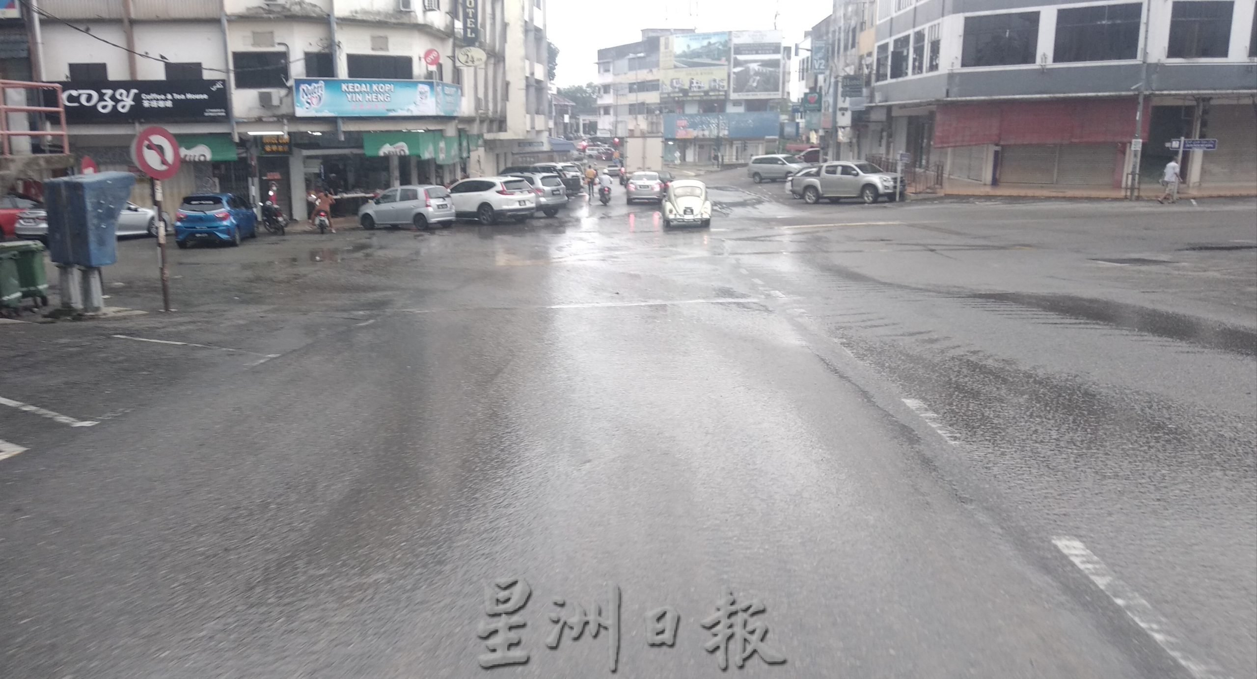 东:文德甲市区大红花路地下水管严重破裂,自来水大量溢出外面,造成马路和市议会泊车格子一片湿漉漉。