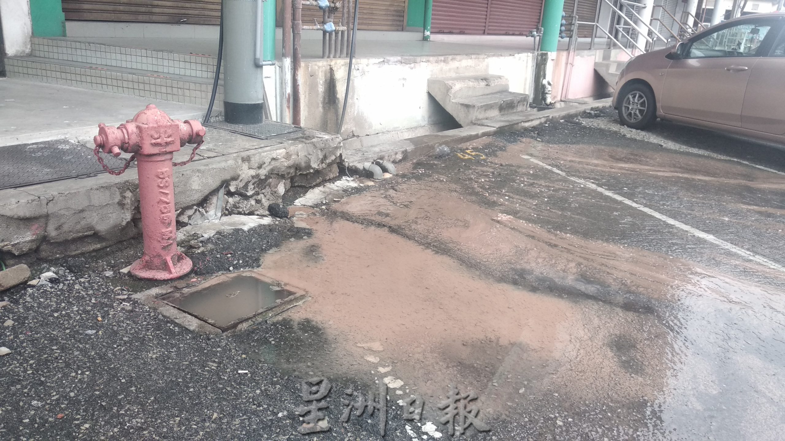 东:文德甲市区大红花路地下水管严重破裂,自来水大量溢出外面,造成马路和市议会泊车格子一片湿漉漉。