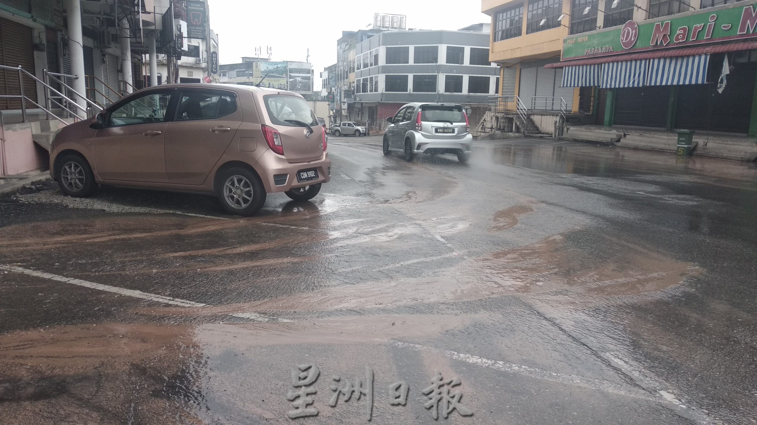 东:文德甲市区大红花路地下水管严重破裂,自来水大量溢出外面,造成马路和市议会泊车格子一片湿漉漉。