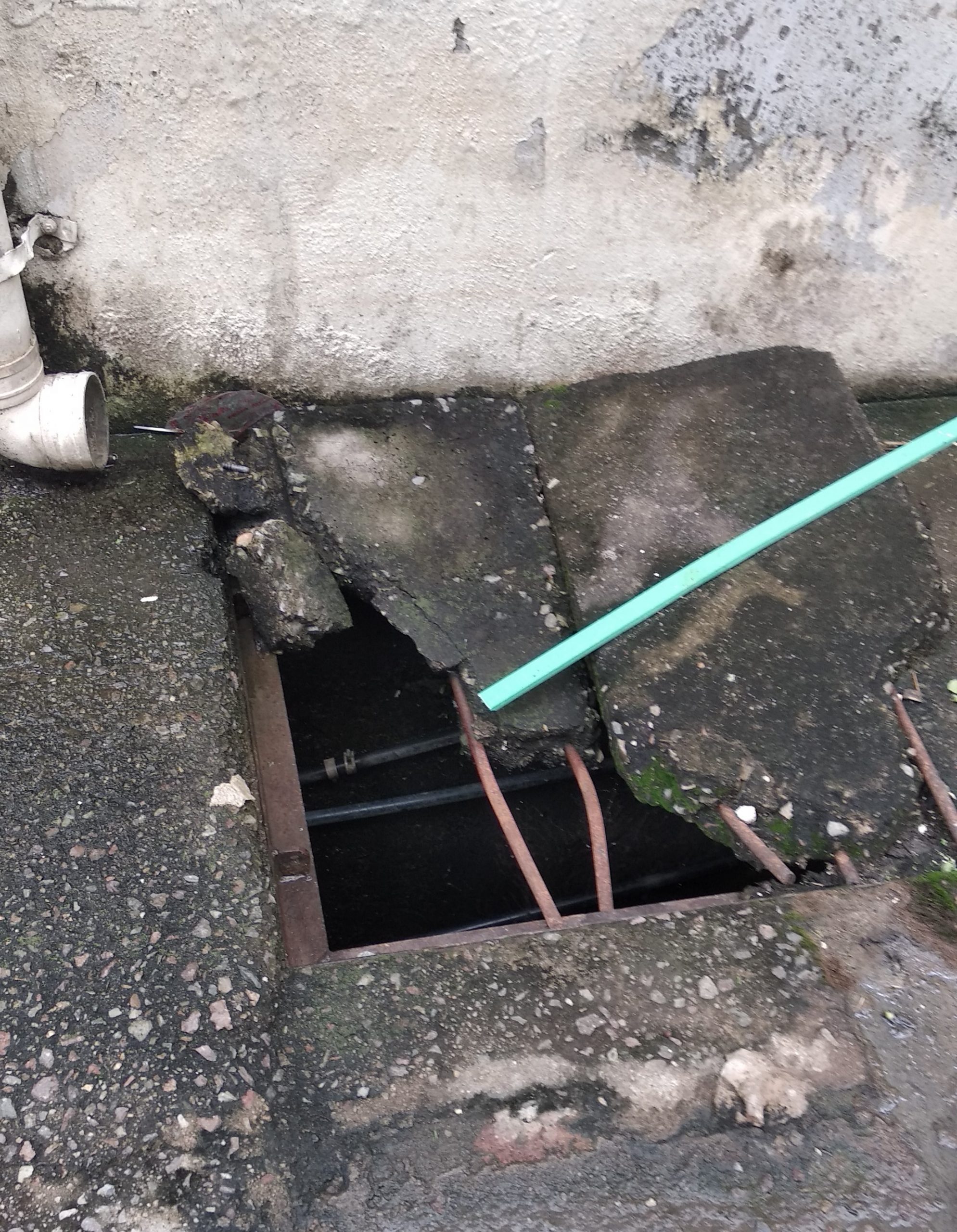东：文德甲市区淡马鲁路(旧兴业银行建筑物旁)巷路旁，多个水沟铁盖面对失修损坏，露出杀人大洞坑。