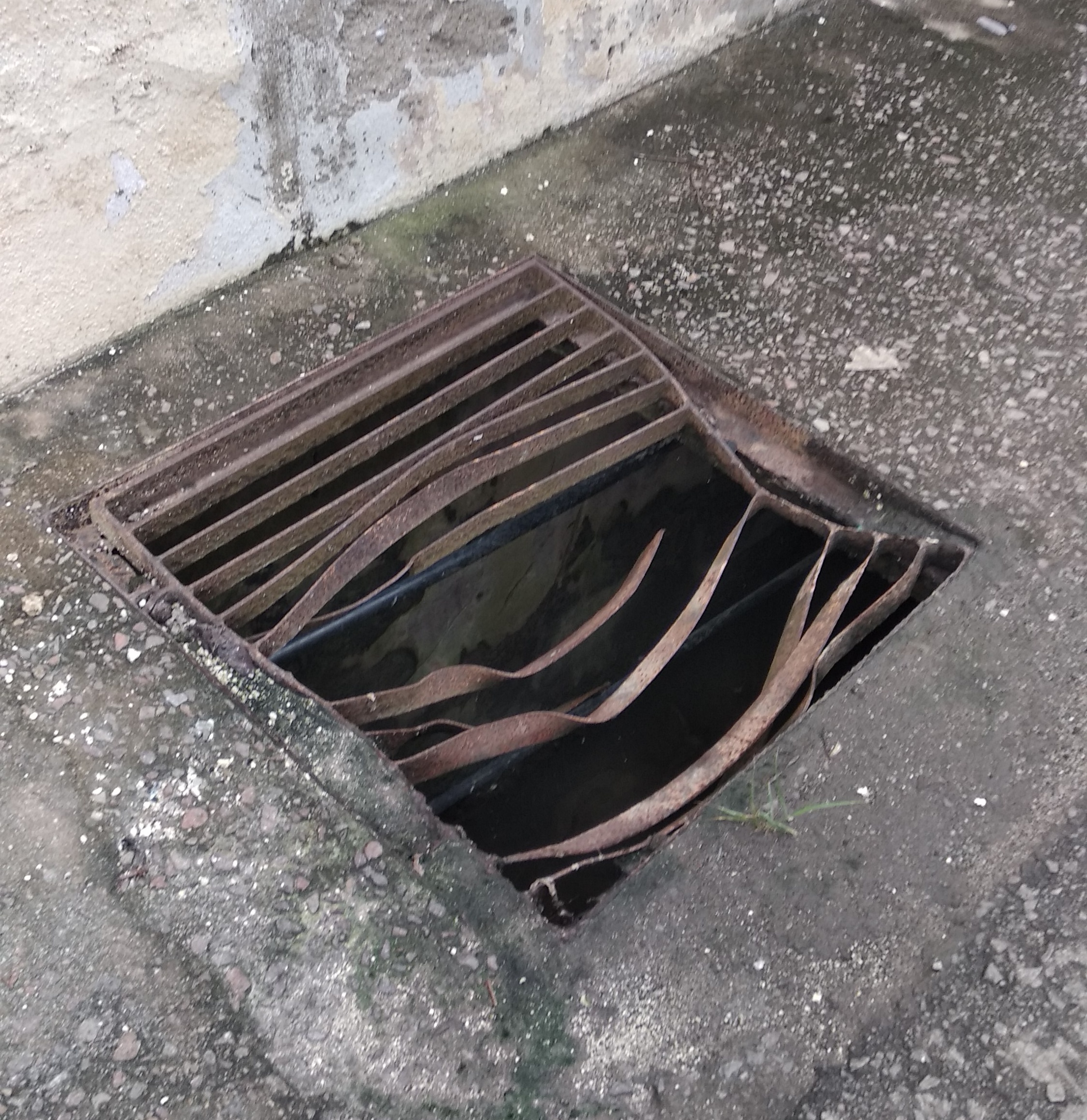 东:文德甲市区淡马鲁路(旧兴业银行建筑物旁)巷路旁,多个水沟铁盖面对失修损坏,露出杀人大洞坑。