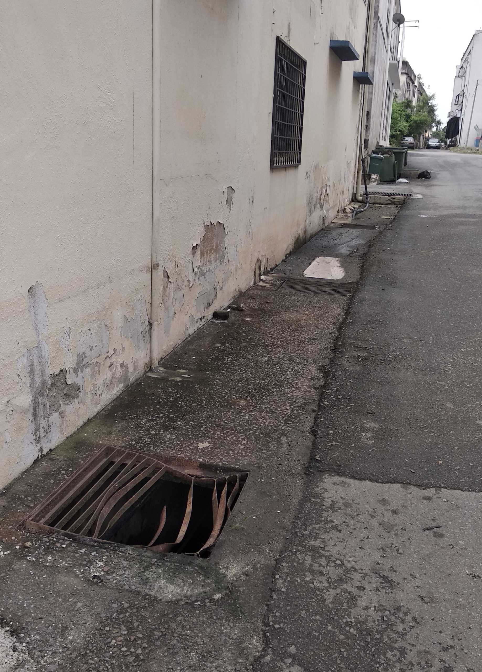 东：文德甲市区淡马鲁路(旧兴业银行建筑物旁)巷路旁，多个水沟铁盖面对失修损坏，露出杀人大洞坑。