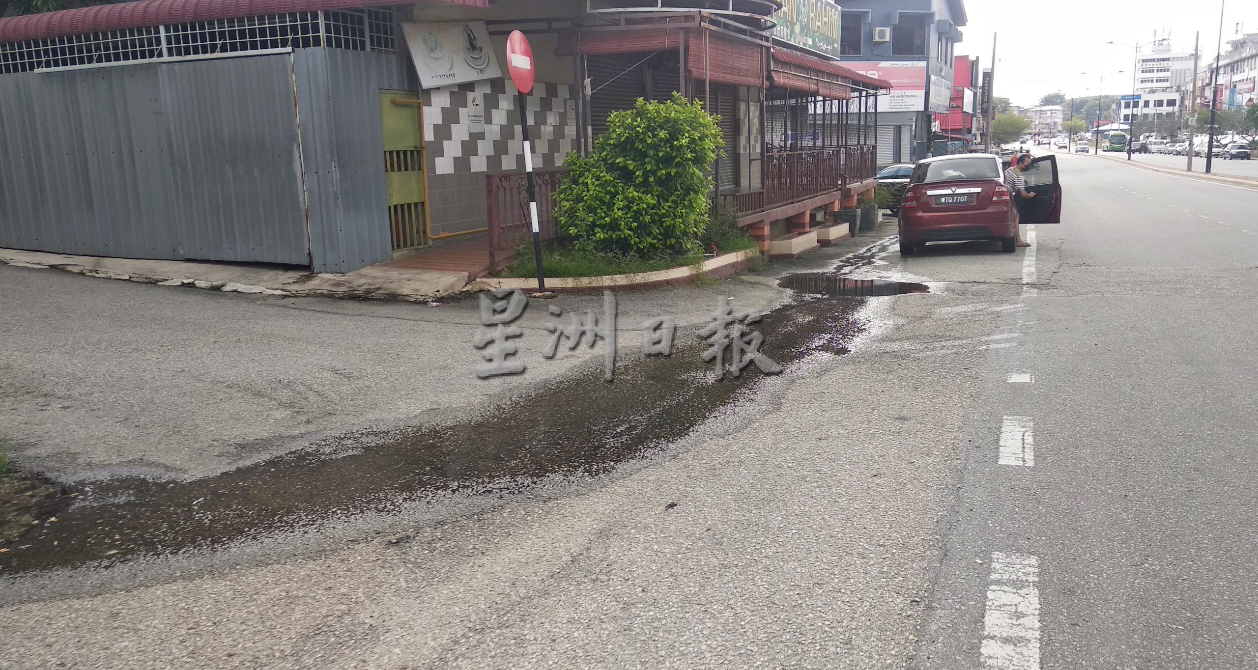 东:文德甲市区淡马鲁路水沟面对严重堵塞,造成沟水大量溢出马路,污水还发出臭味。