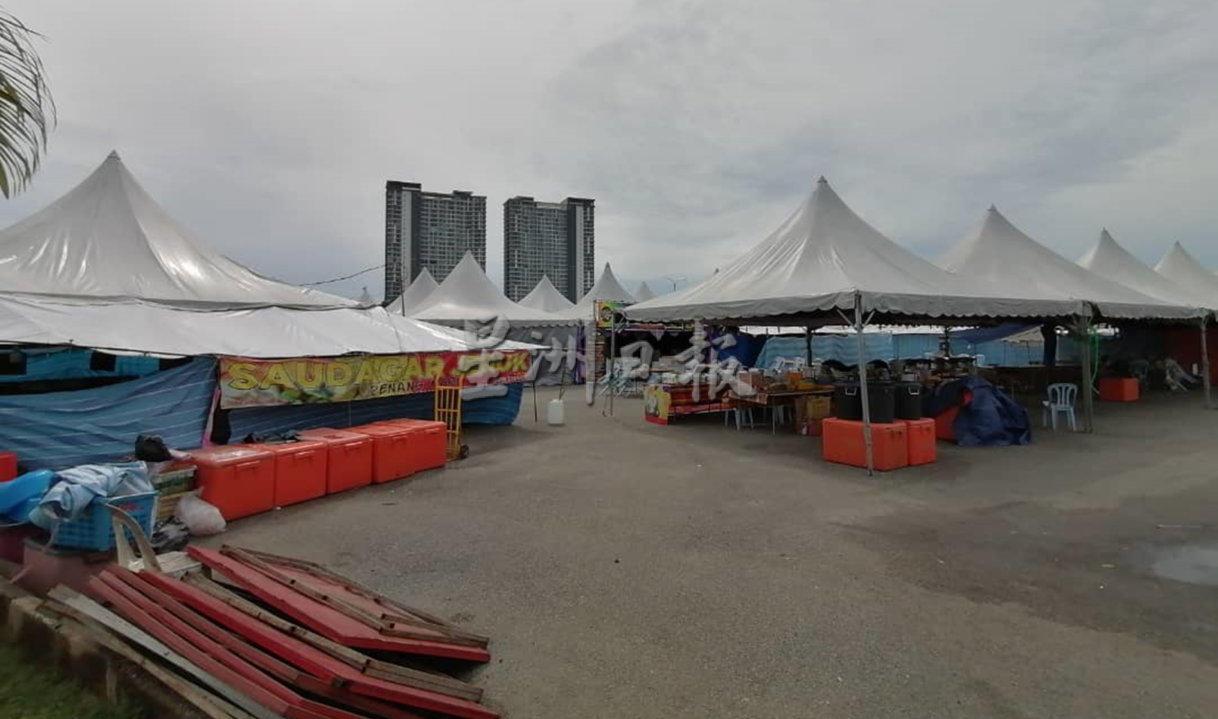 东:无法吸引顾客人潮生意惨淡,周六市集逾半小贩退出。