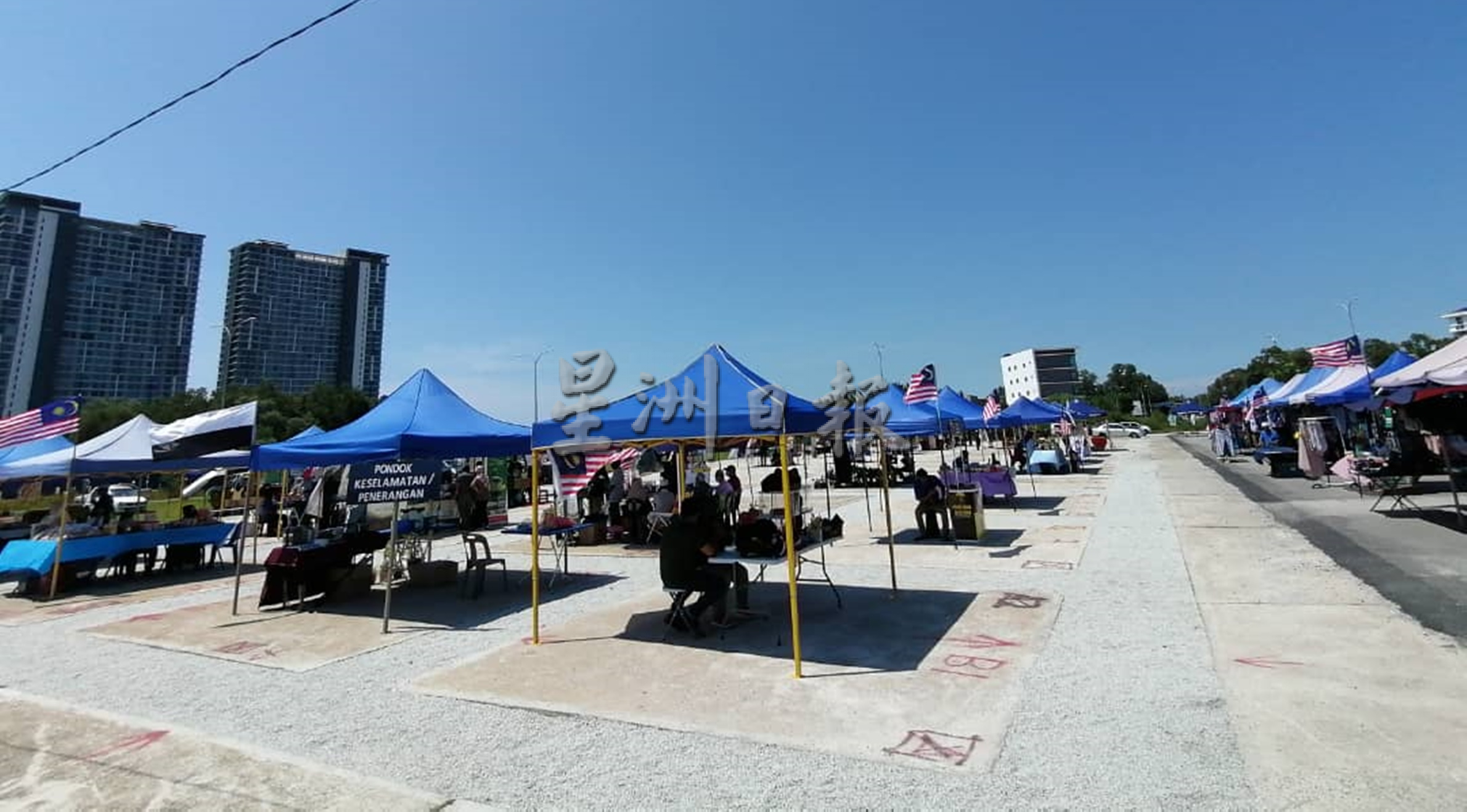 东:无法吸引顾客人潮生意惨淡,周六市集逾半小贩退出。