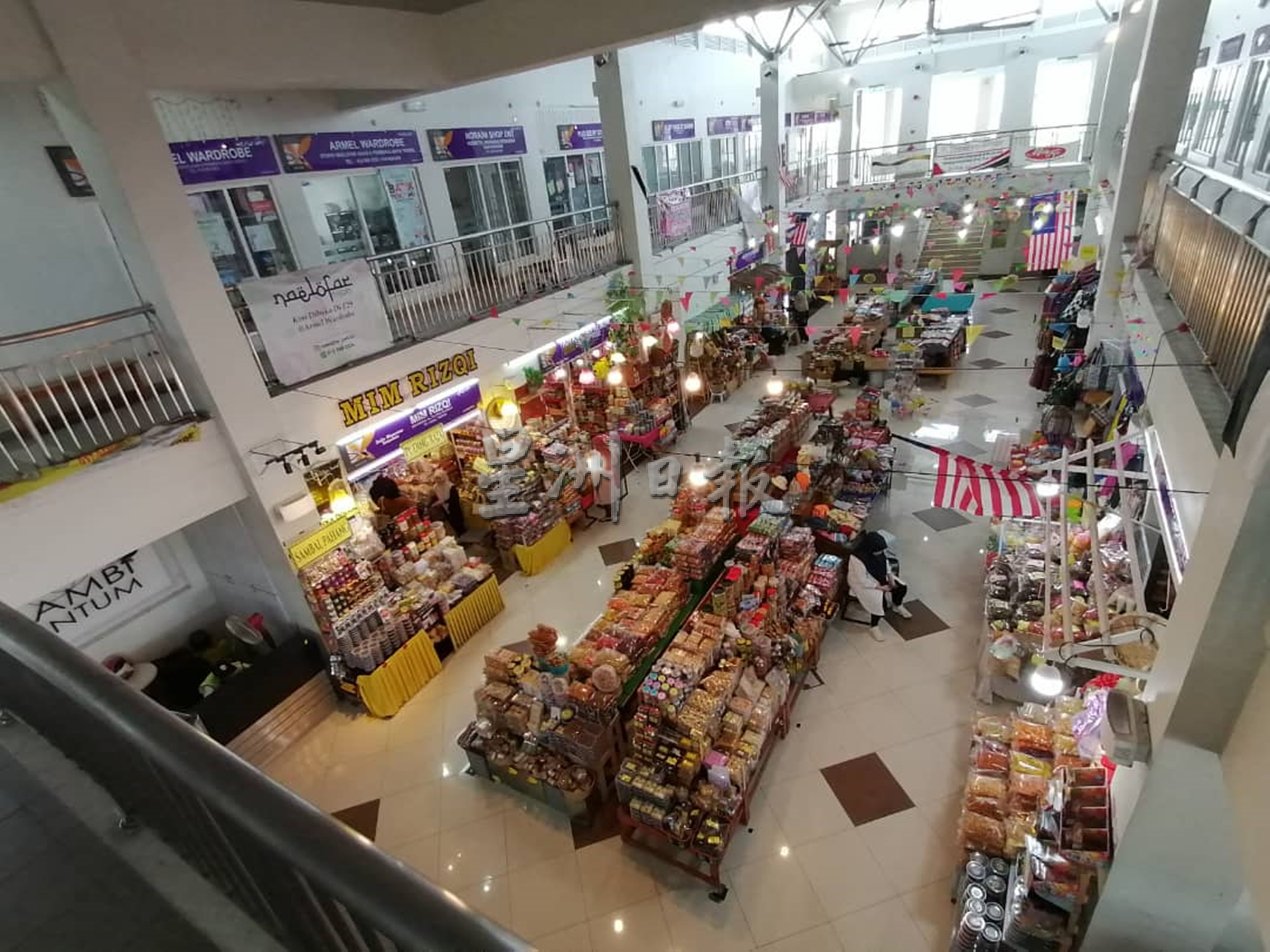 东:无法吸引顾客人潮生意惨淡,周六市集逾半小贩退出。