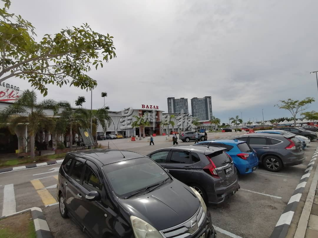 东:无法吸引顾客人潮生意惨淡,周六市集逾半小贩退出。