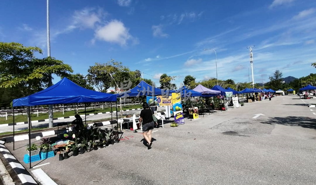 东:无法吸引顾客人潮生意惨淡,周六市集逾半小贩退出。