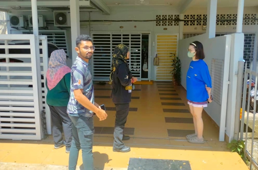 东：野猴频频出没，干扰到文德甲李增花园住区居民的日常生活。