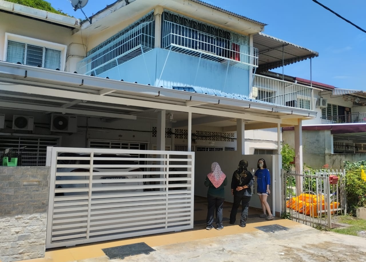 东：野猴频频出没，干扰到文德甲李增花园住区居民的日常生活。