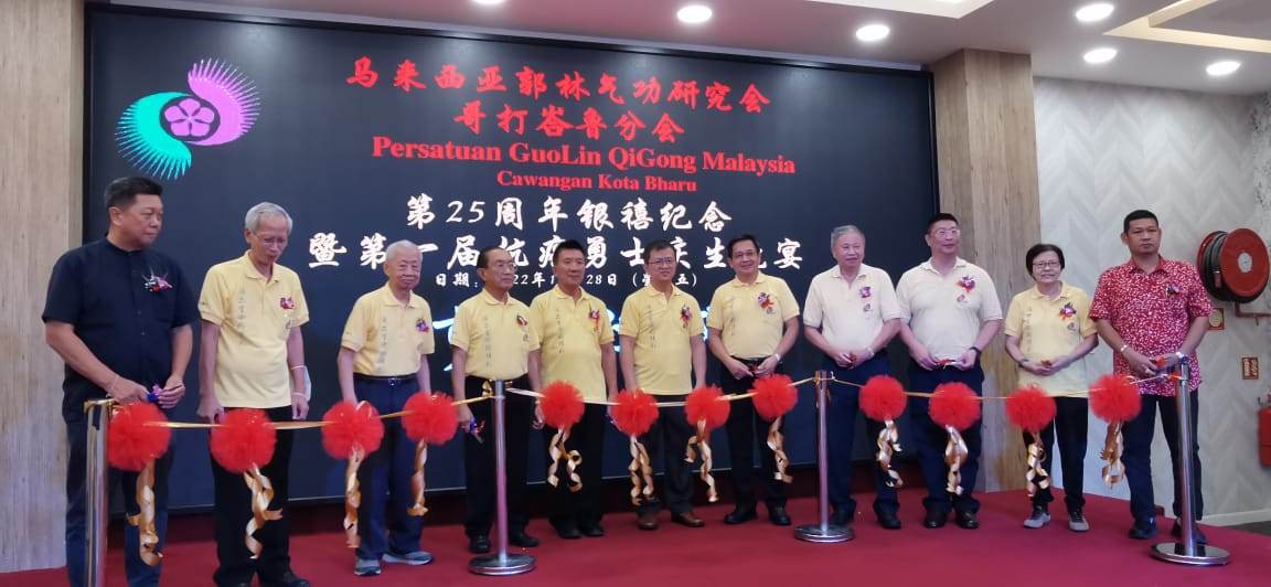 东：马来西亚郭林气功研究会哥打峇鲁分会会长谭国昌表示，因为疫情，该会会员近2年都无法群聚练功和办活动，惟该会依然关心社会，瞭解民困，然后分发物资予有需求者。
