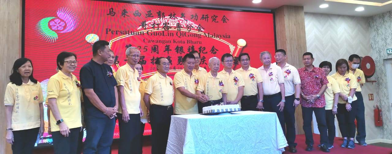 东：马来西亚郭林气功研究会哥打峇鲁分会会长谭国昌表示，因为疫情，该会会员近2年都无法群聚练功和办活动，惟该会依然关心社会，瞭解民困，然后分发物资予有需求者。
