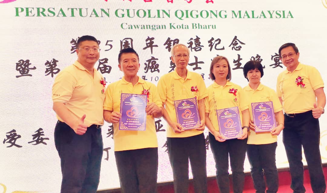 东：马来西亚郭林气功研究会哥打峇鲁分会会长谭国昌表示，因为疫情，该会会员近2年都无法群聚练功和办活动，惟该会依然关心社会，瞭解民困，然后分发物资予有需求者。
