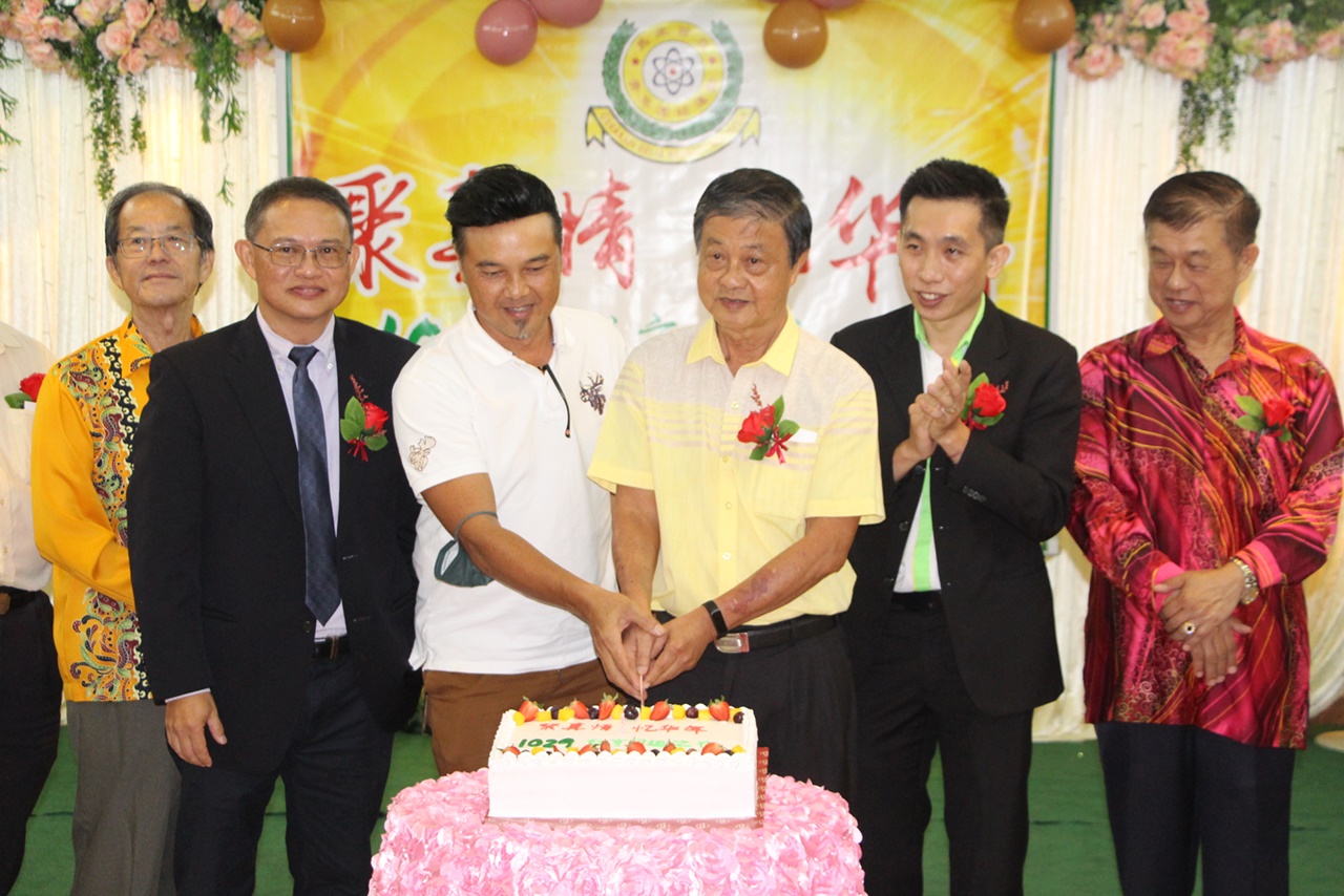 东:黄芃钧说,高达72.1%的SPM毕业生无意升学,选择进入职场当网红