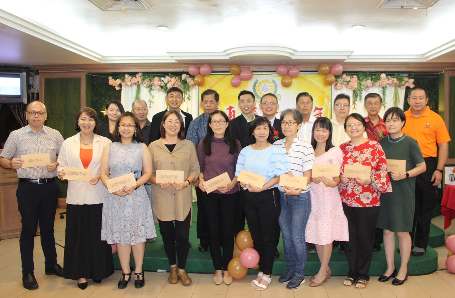 东:黄芃钧说,高达72.1%的SPM毕业生无意升学,选择进入职场当网红