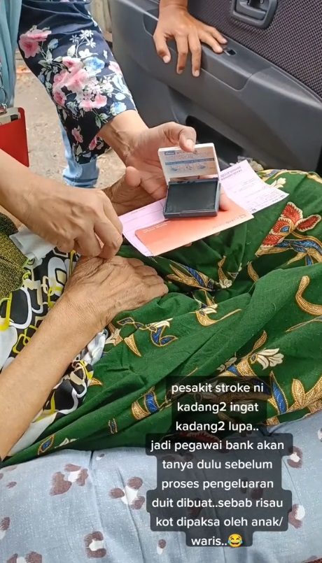 中风老妇提款忘带大马卡 银行派员车上打手印很体贴