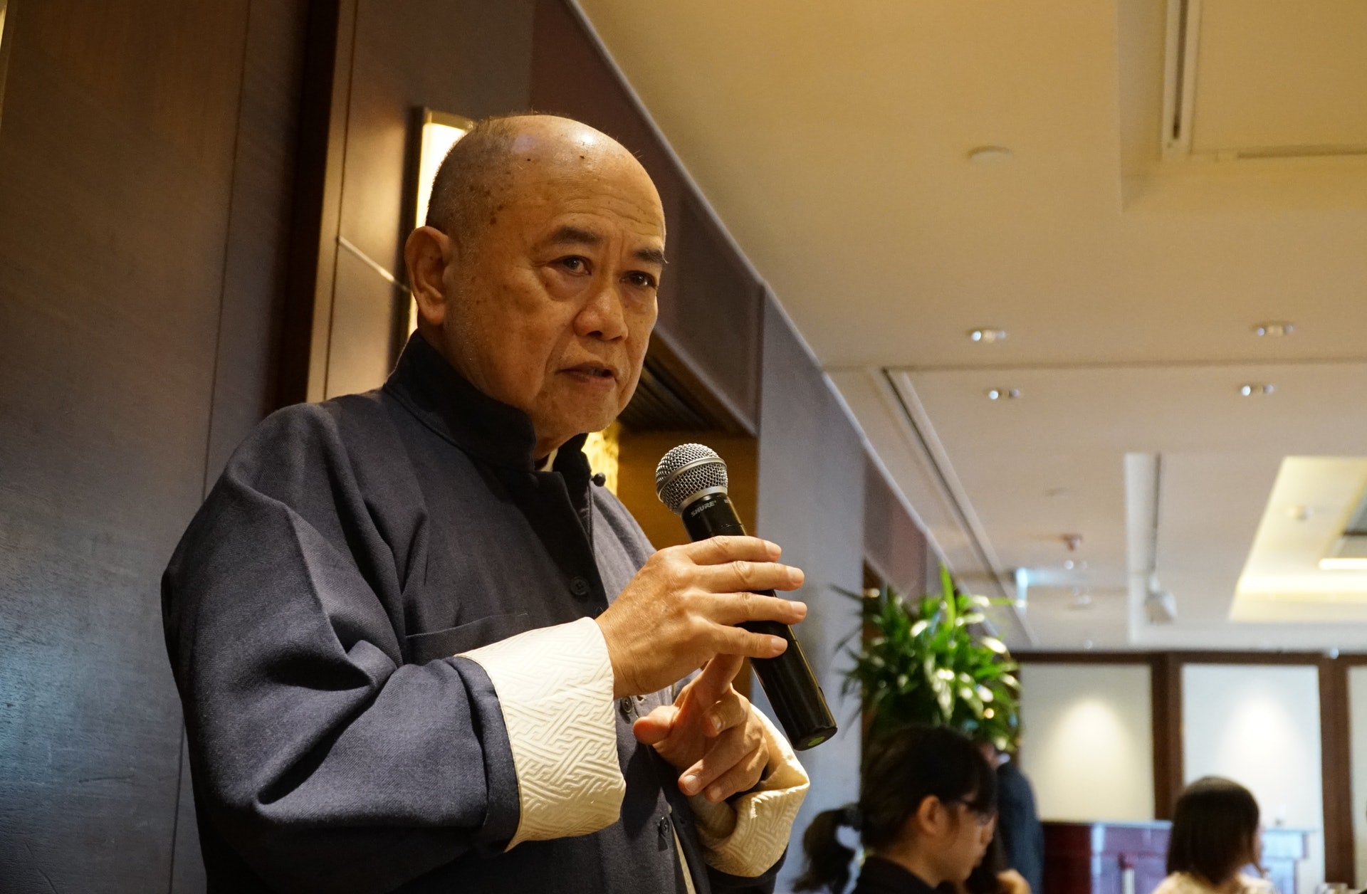 为26岁大马女模庆生  69岁曾志伟热情亲吻掀热议