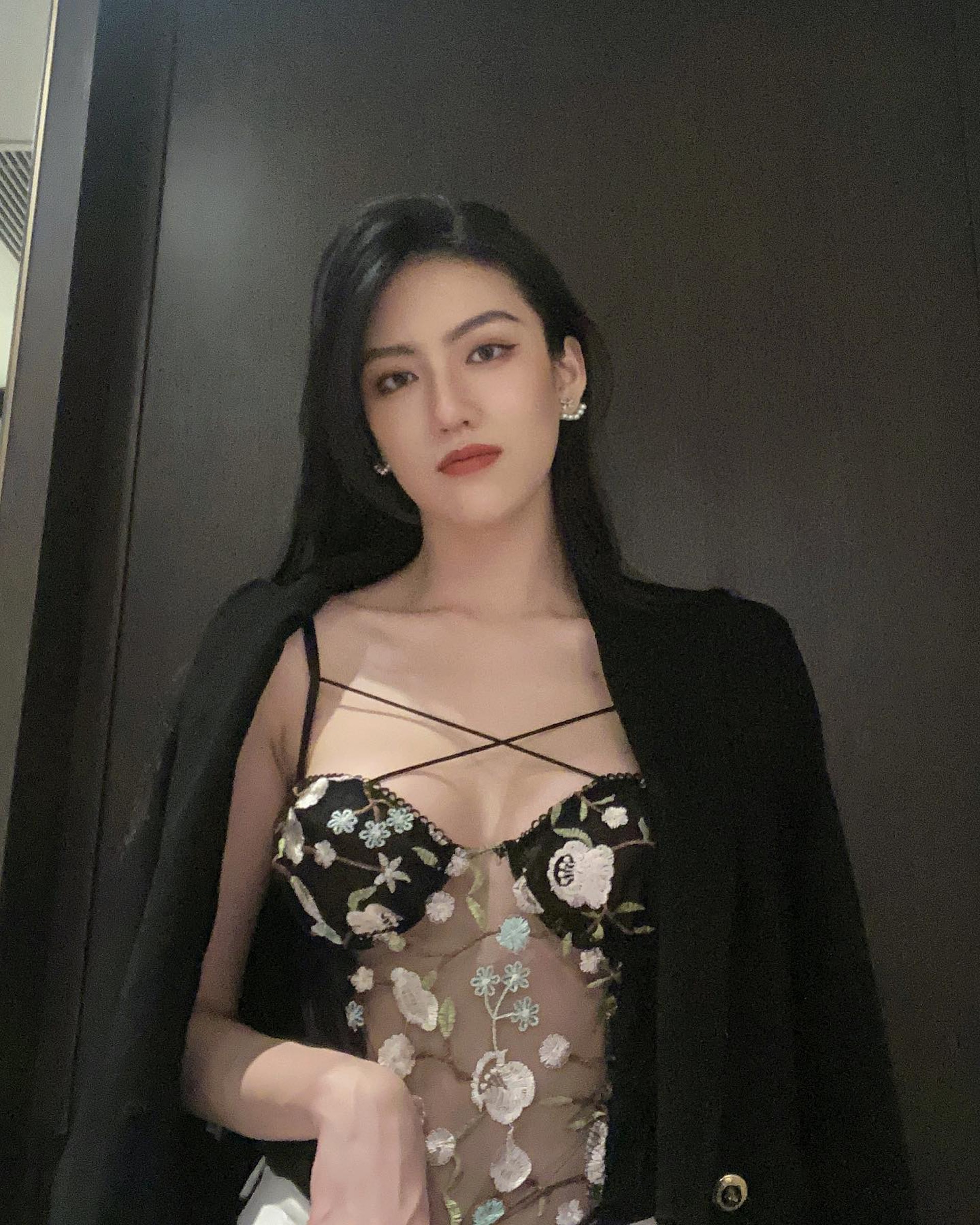 为26岁大马女模庆生  69岁曾志伟热情亲吻掀热议