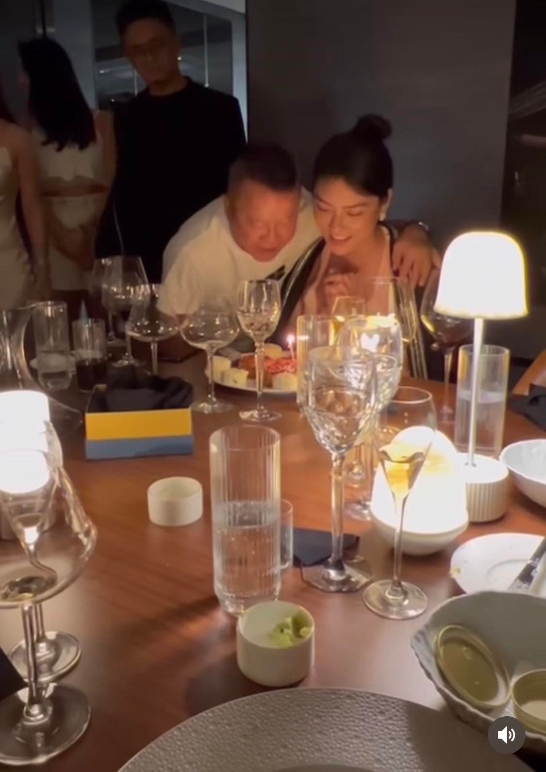 为26岁大马女模庆生  69岁曾志伟热情亲吻掀热议