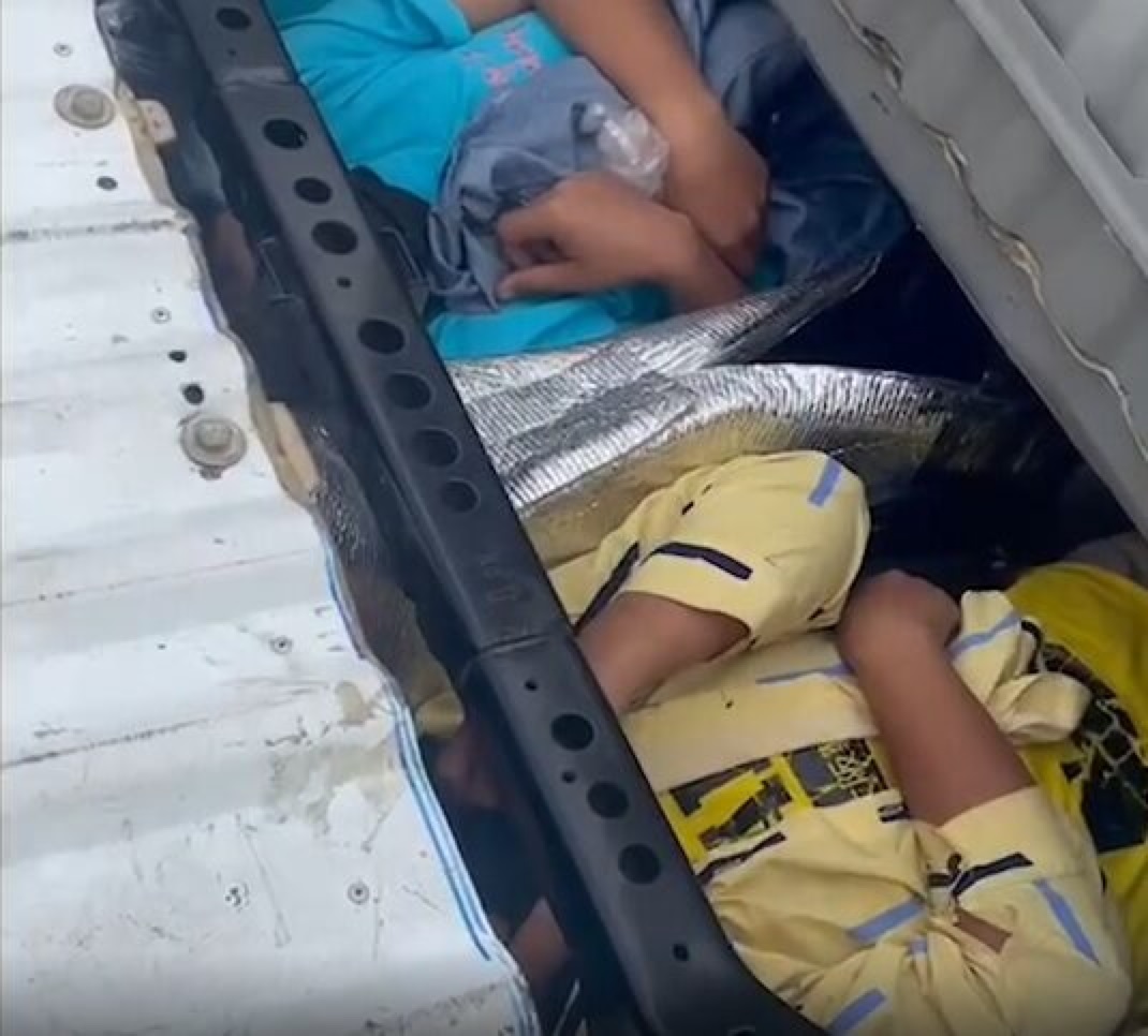 为偷运人怪招尽出 外劳躲车斗下跨境