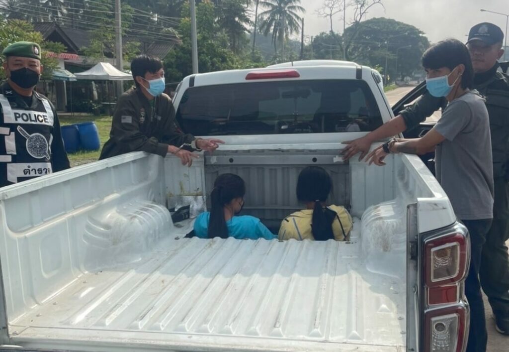 为偷运人怪招尽出 外劳躲车斗下跨境