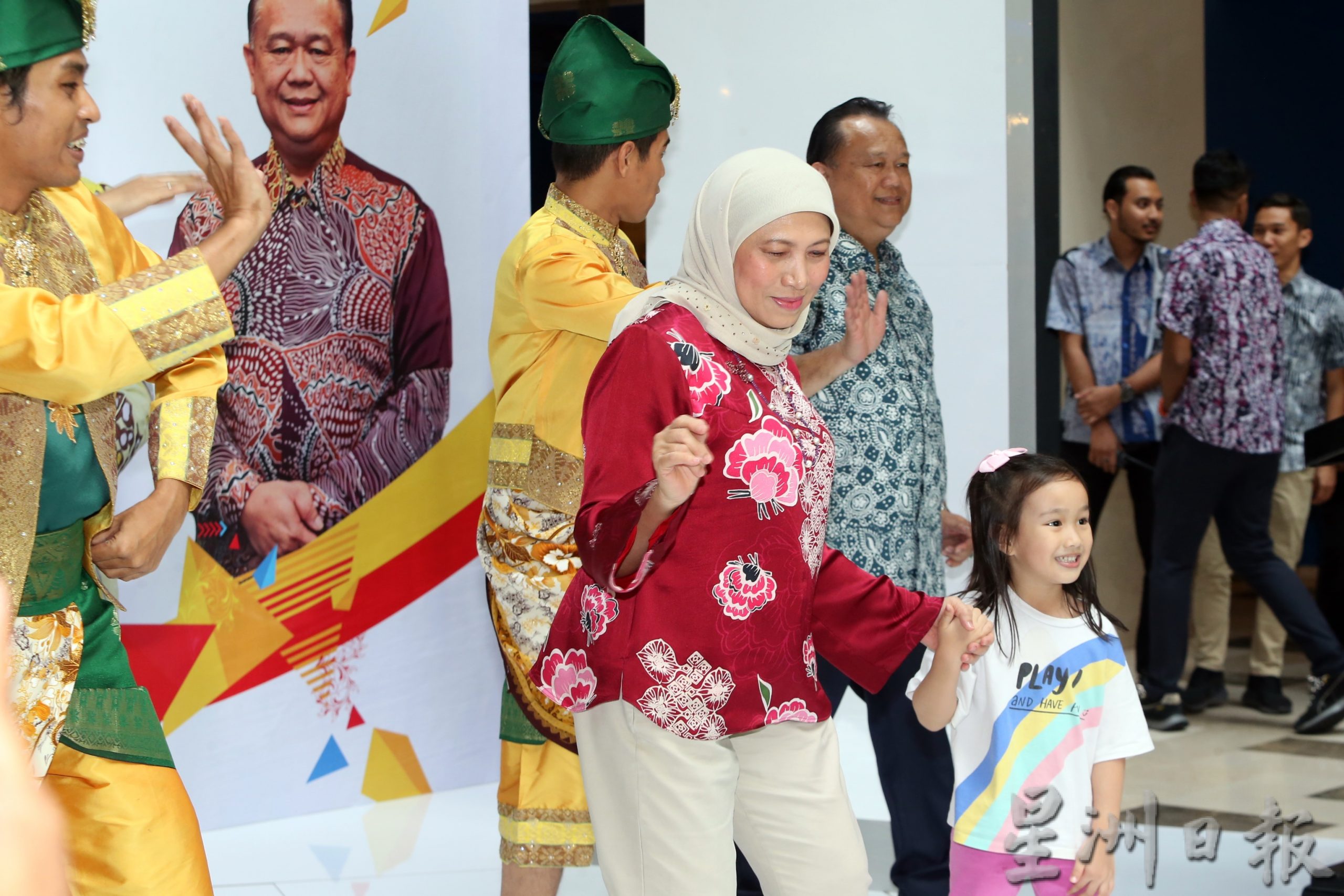 亚历山大和南茜出席2022购买国会运动之手工艺品促销活动闭幕仪式