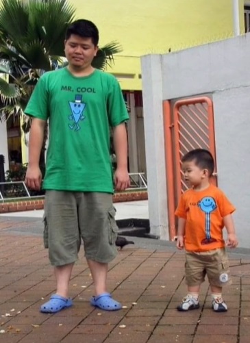 伟大父亲:家有自闭儿我骄傲·教儿子快乐成长 卖书法养活自己