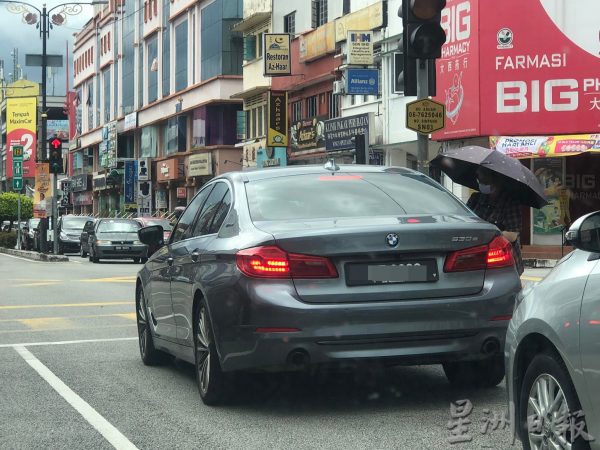 供FB／芙又现敲车窗讨钱妇 