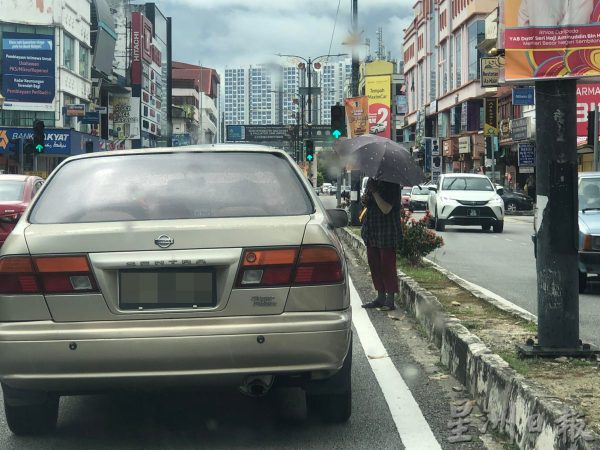 供FB／芙又现敲车窗讨钱妇 