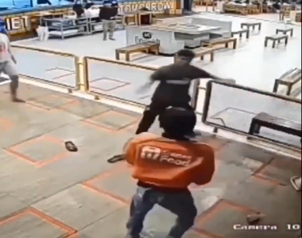 停车场看守员喝醉酒·拿石头丢送餐员还拳打他