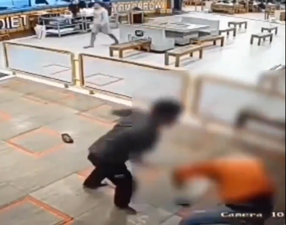 停车场看守员喝醉酒·拿石头丢送餐员还拳打他