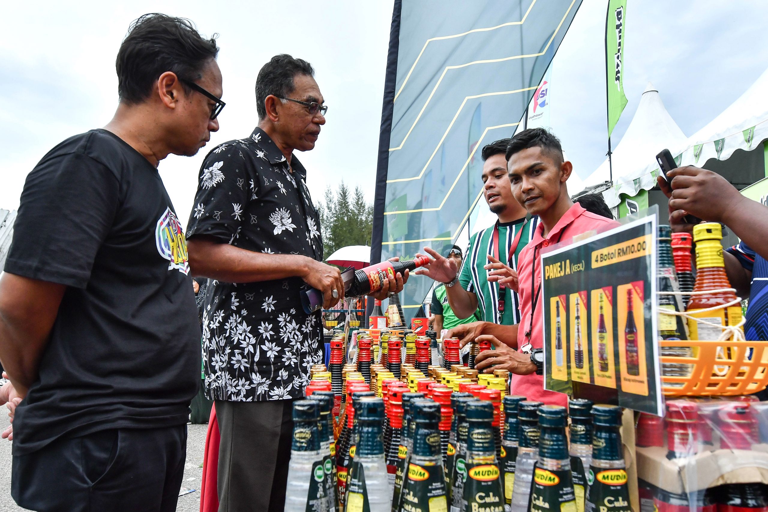 国内贸易及消费人事务部副部长拿督罗索华希指出，政府在2023年财政预算案中拨出2亿令吉补贴必需品的运输成本，将令更多乡区及内陆的消费者受惠。