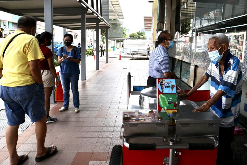 九旬叔卖雪糕谋生 善心人组团帮叫卖