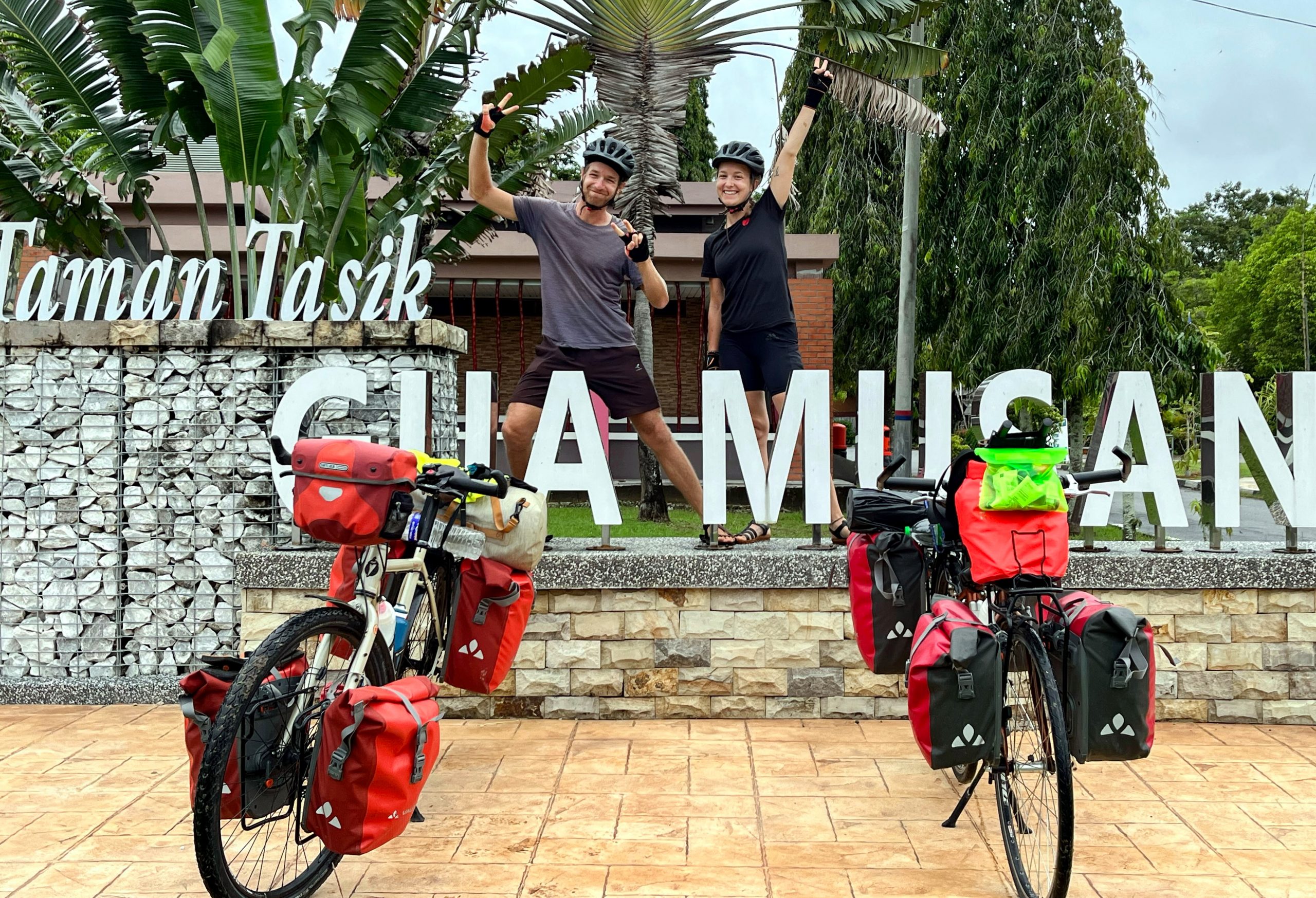 来自法国的一对兄妹立志完成骑脚车环游亚洲和欧洲20个国家的壮举,而马来西亚是他们的起点。