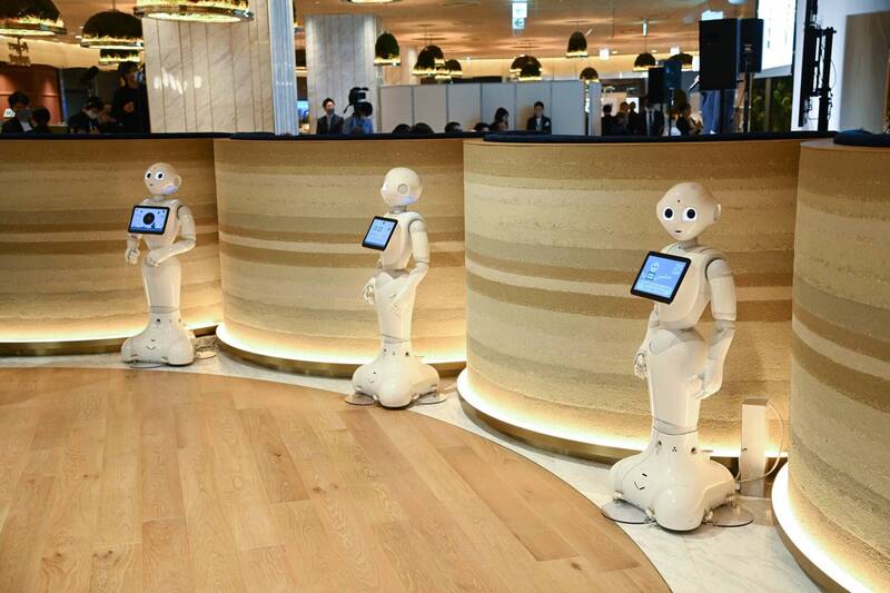 全球折衣服最快的机器人问世 1小时能折...40件