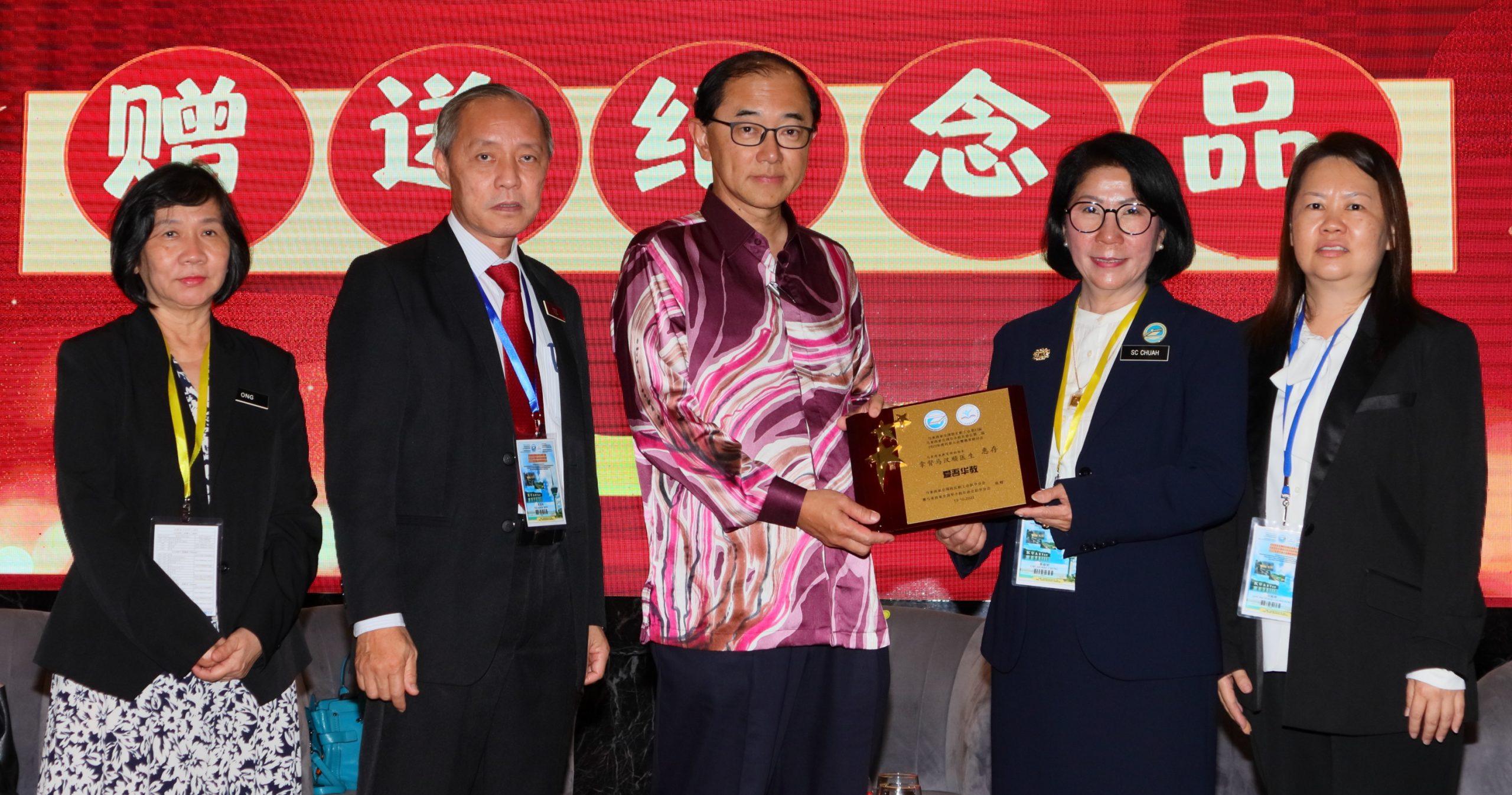 全:原任教育部副部长拿督马汉顺,希望接任相关职位者可以延续制度化拨款。