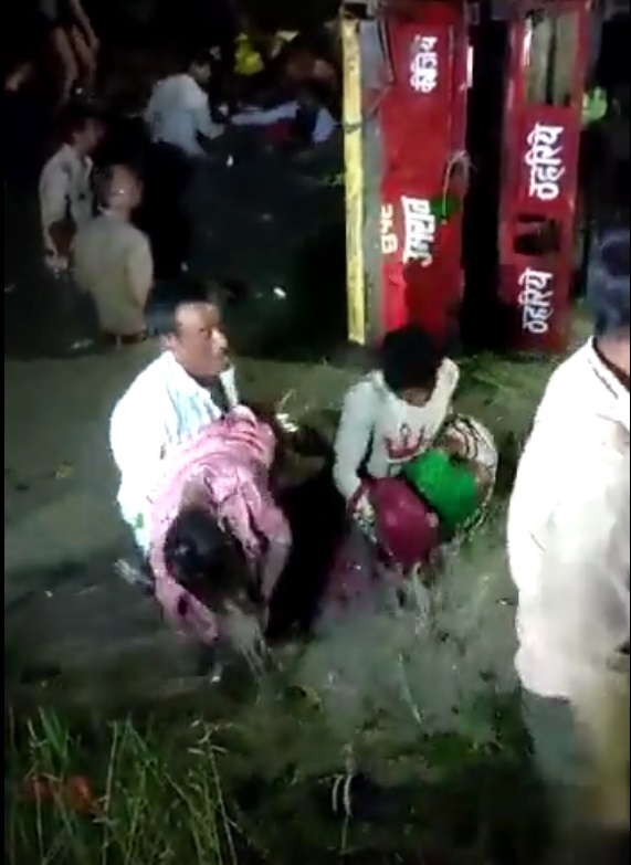 农用拖拉车坠深潭 至少26死30伤