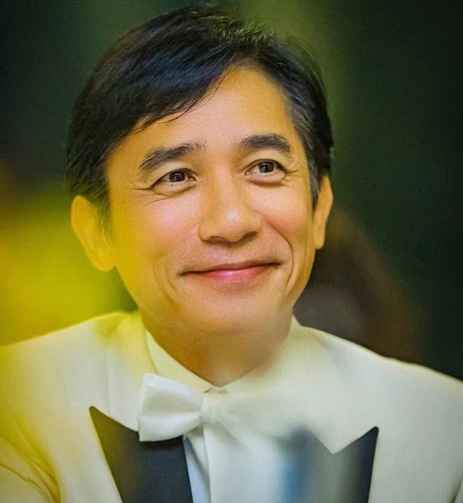 刘嘉玲晒与梁朝伟同框照 罕有流露爱的眼神