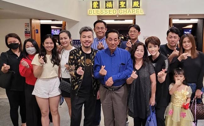 古晋陪艾成妈过生日  黄国伦寇乃馨心意满满  