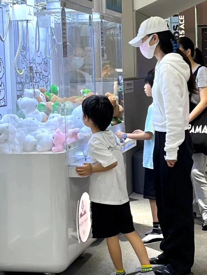 各走各路|黄晓明返乡任表弟主婚人 Baby陪儿玩娃娃机被捕获