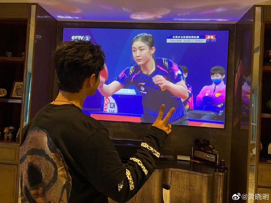 各走各路|黄晓明返乡任表弟主婚人 Baby陪儿玩娃娃机被捕获