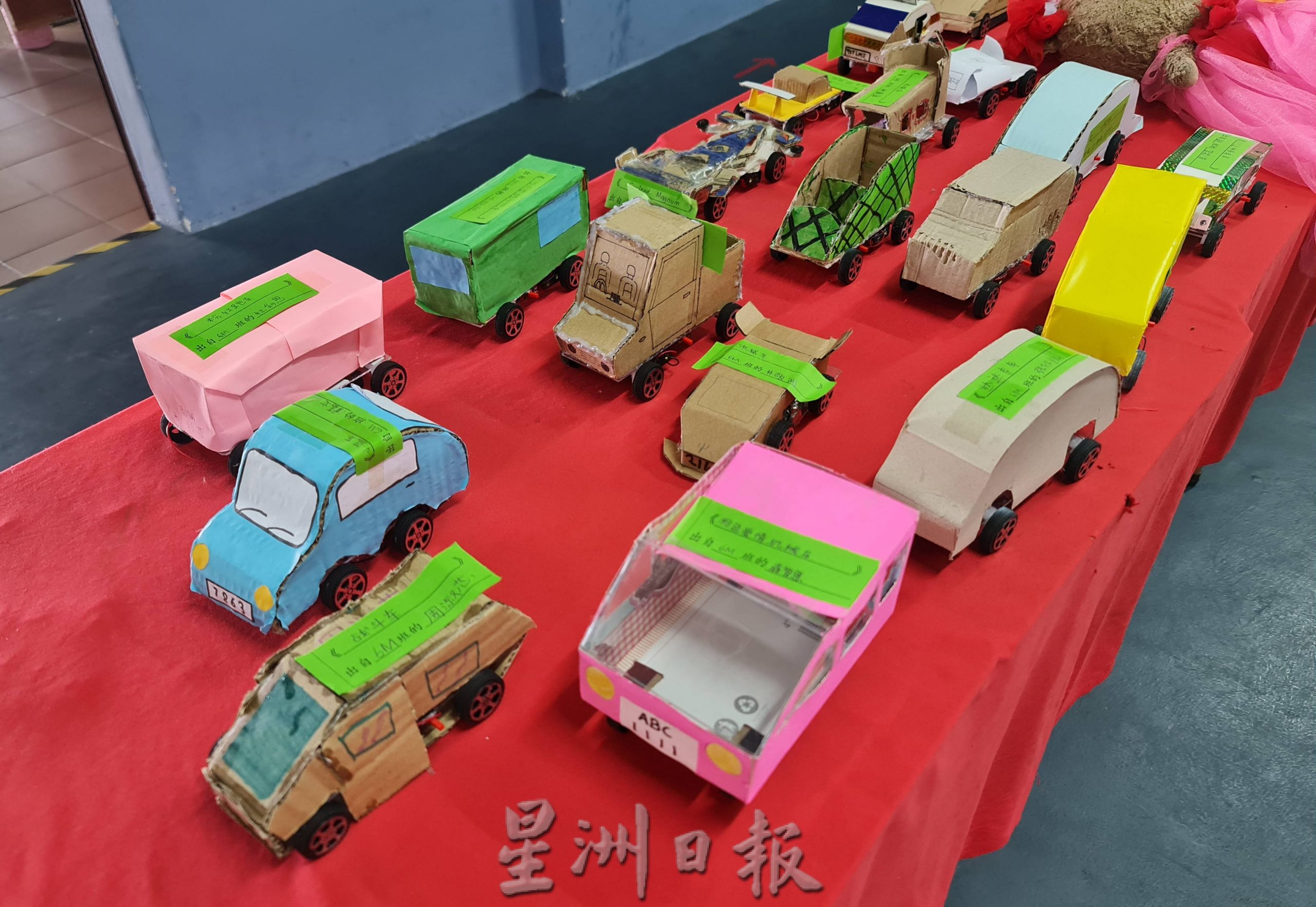 启小设计与工艺创作赛 小小设计师创造“理想家园”