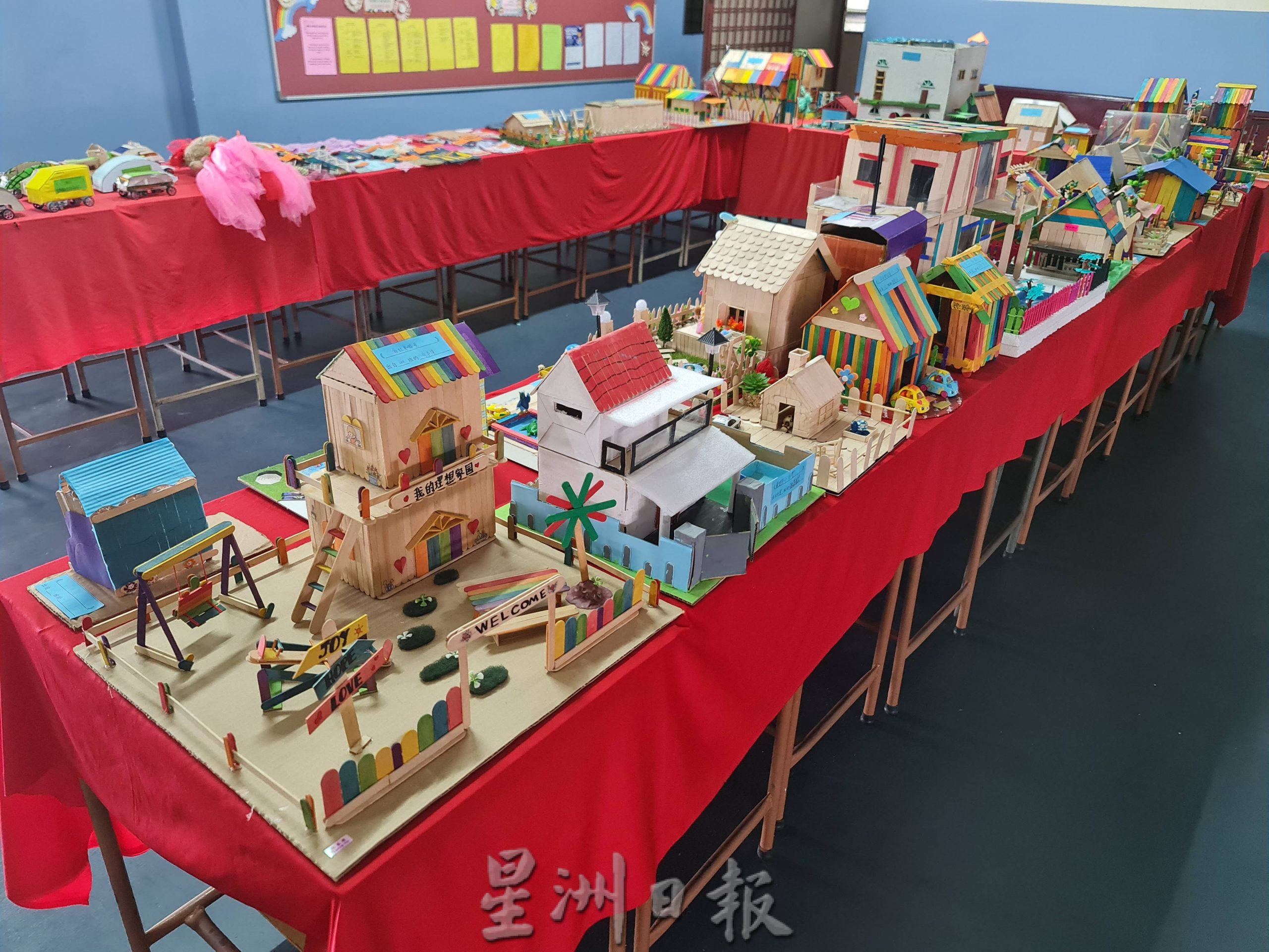 启小设计与工艺创作赛 小小设计师创造“理想家园”